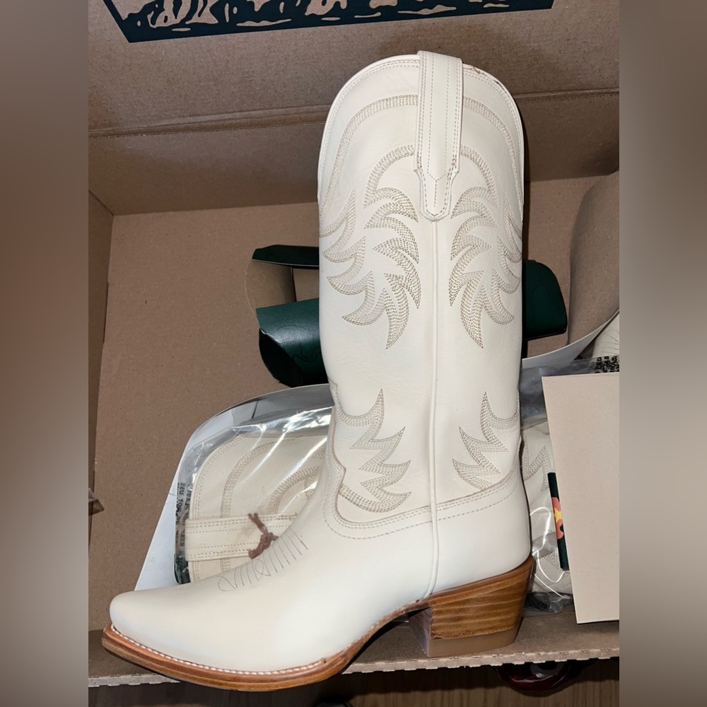 Tecova The Annie Bone Calfskin 7.5 B-Average SOLD